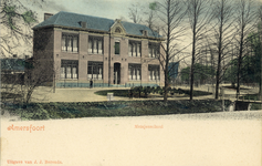 12999 Gezicht op de voorgevel van de openbare lagere Meisjessschool (Plantsoen-Zuid 4) te Amersfoort.N.B. De straatnaam ...